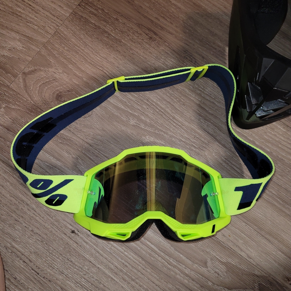 XL Green Motocross Helmet with Green Goggles - Picture 4 of 14